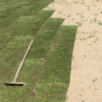 pose de carré de pelouse pour un terrain de football à Waremme